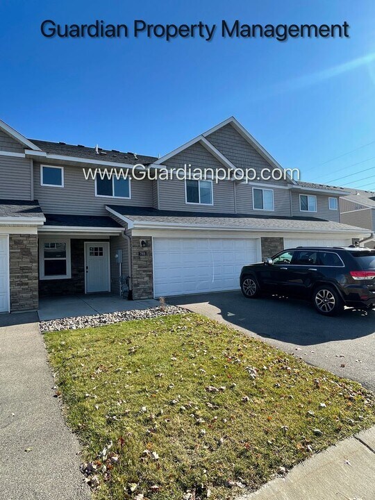 7918 210th St W in Lakeville, MN - Building Photo