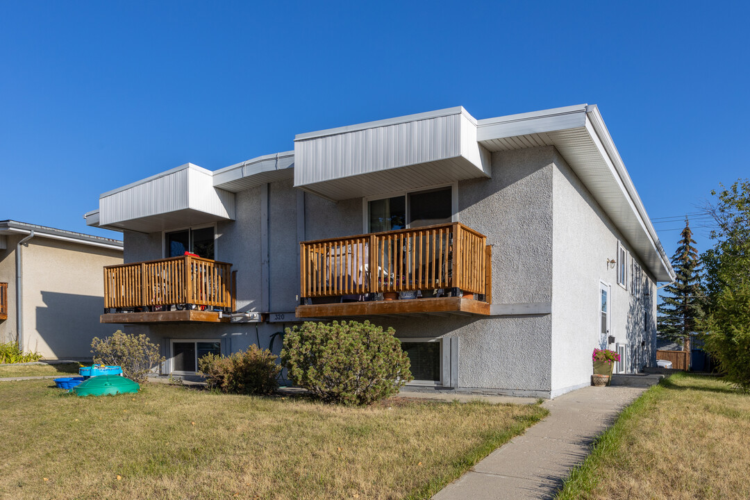 320 Southampton Dr SW in Calgary, AB - Building Photo