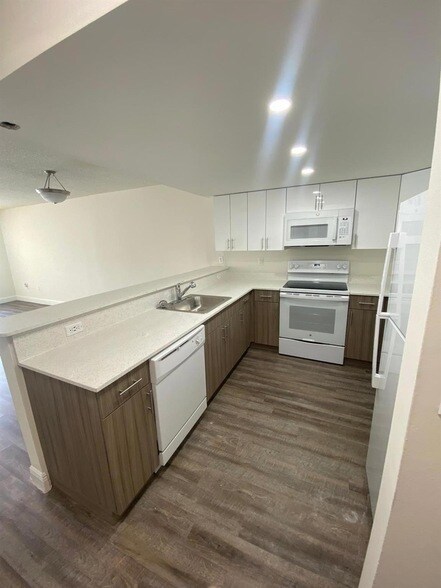 18335 NW 68th Ave, Unit 790-320 in Hialeah, FL - Building Photo