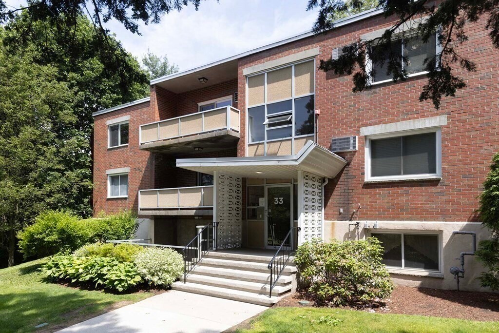 33 Jacqueline Rd in Waltham, MA - Building Photo