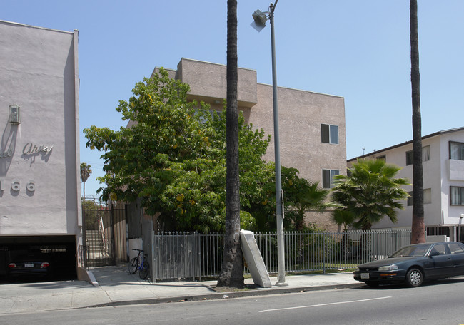 158 N Normandie Ave in Los Angeles, CA - Foto de edificio - Building Photo