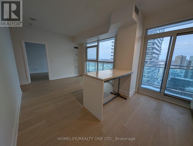 33 Shore Breeze Dr in Toronto, ON - Building Photo - Building Photo