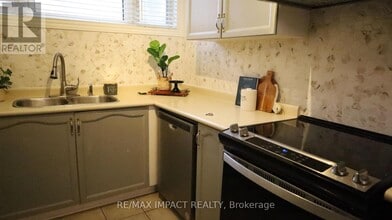 11 Fenwick Ave in Bowmanville, ON - Building Photo - Building Photo