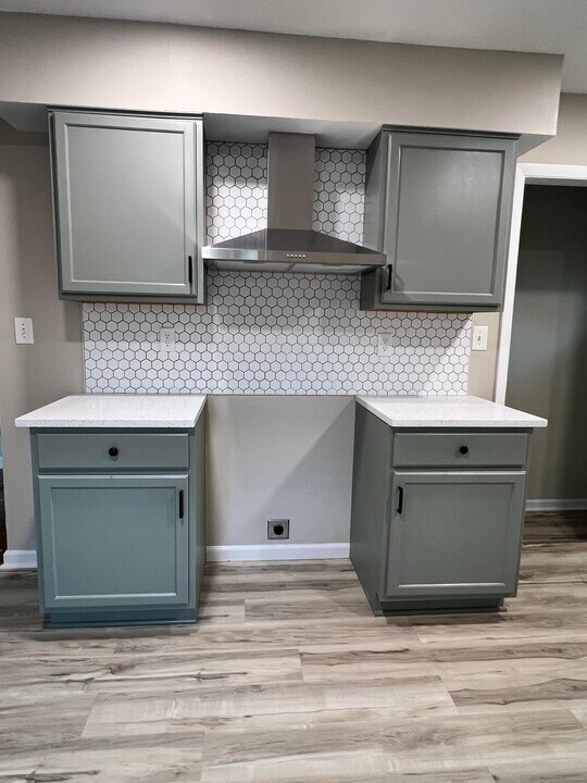 8021 W Mill Rd in Milwaukee, WI - Foto de edificio