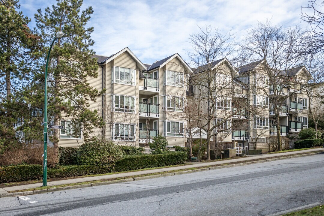 Georgia Court in Vancouver, BC - Building Photo