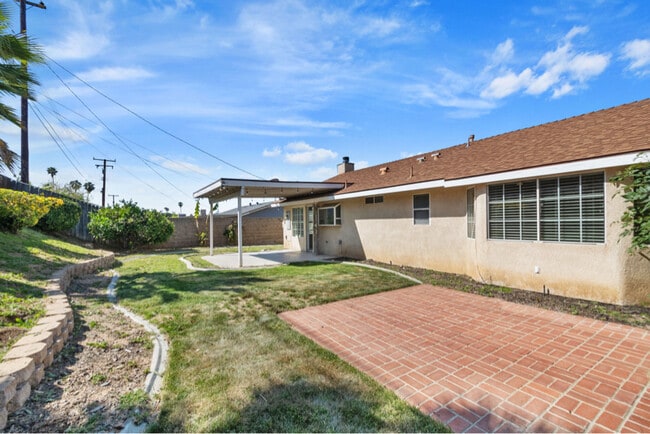 5403 Osbun Rd in San Bernardino, CA - Foto de edificio - Building Photo