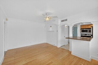 901 NE 3rd St, Unit 205 in Fort Lauderdale, FL - Foto de edificio - Building Photo