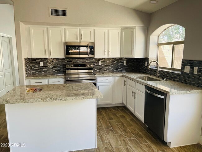 12817 W Alvarado Rd in Avondale, AZ - Building Photo - Building Photo