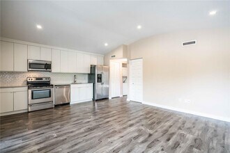 2412 NE 26th St in Fort Lauderdale, FL - Building Photo - Building Photo