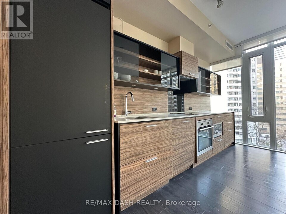 75-675 St Nicholas St in Toronto, ON - Building Photo