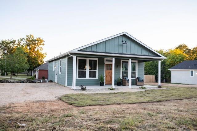 804 Walnut St in Honey Grove, TX - Building Photo - Building Photo