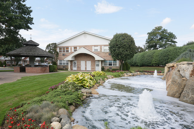 55+ Sunrise Villas Senior Community in Lindenhurst, NY - Foto de edificio - Building Photo