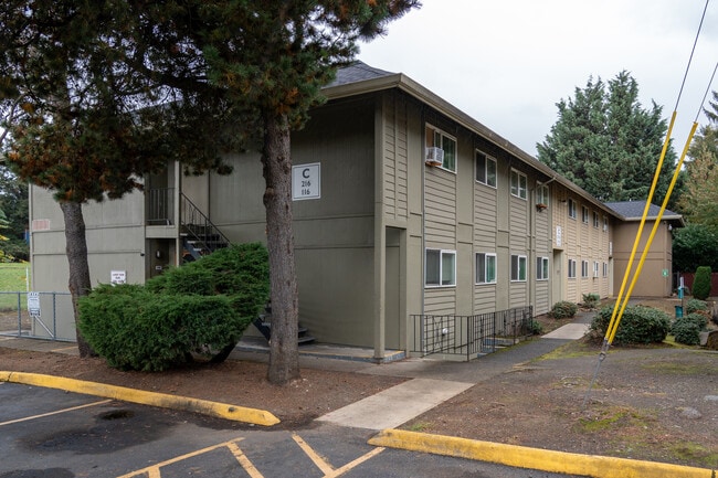 Halsey Summit Apartments in Portland, OR - Foto de edificio - Building Photo