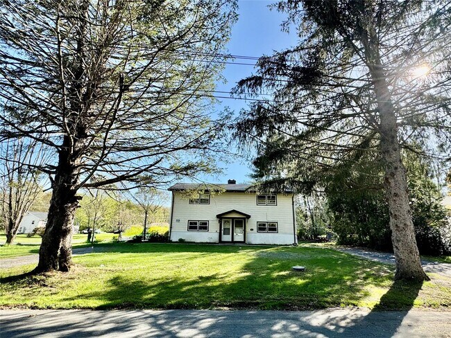 1 Maple Ln in Westbrookville, NY - Foto de edificio - Building Photo
