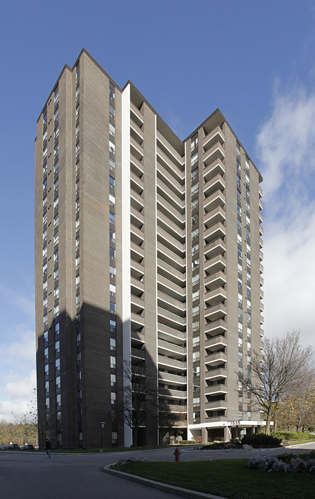 1535 Lakeshore Rd E in Mississauga, ON - Building Photo - Primary Photo