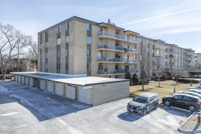 Royal York in Elmhurst, IL - Foto de edificio - Building Photo