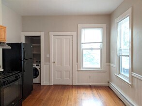 18 Park Ave, Unit 1 in Somerville, MA - Foto de edificio - Building Photo