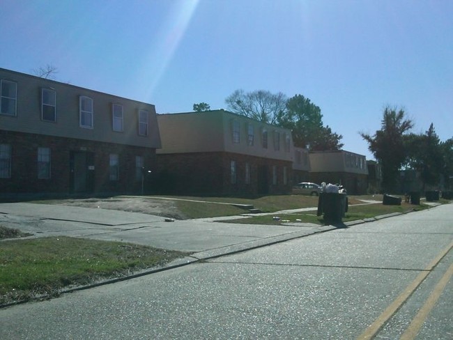 1132 N Donmoor Ave in Baton Rouge, LA - Foto de edificio - Building Photo