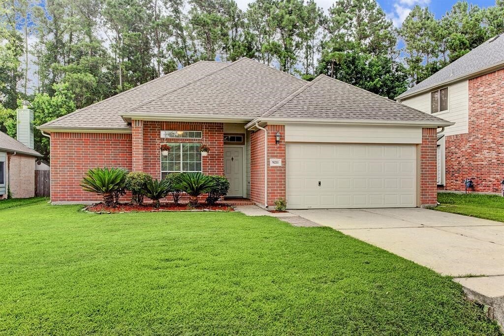 9211 Hidden Lake E Dr in Magnolia, TX - Building Photo