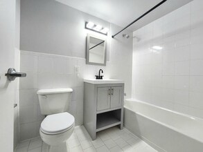 22 W 25th St, Unit 2I in Bayonne, NJ - Foto de edificio - Building Photo