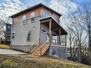 67 Logan Ave in Asheville, NC - Foto de edificio - Building Photo