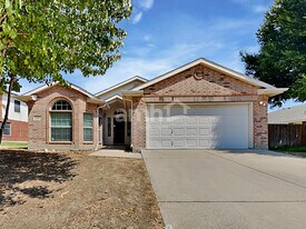 728 Raven Dr in Saginaw, TX - Building Photo