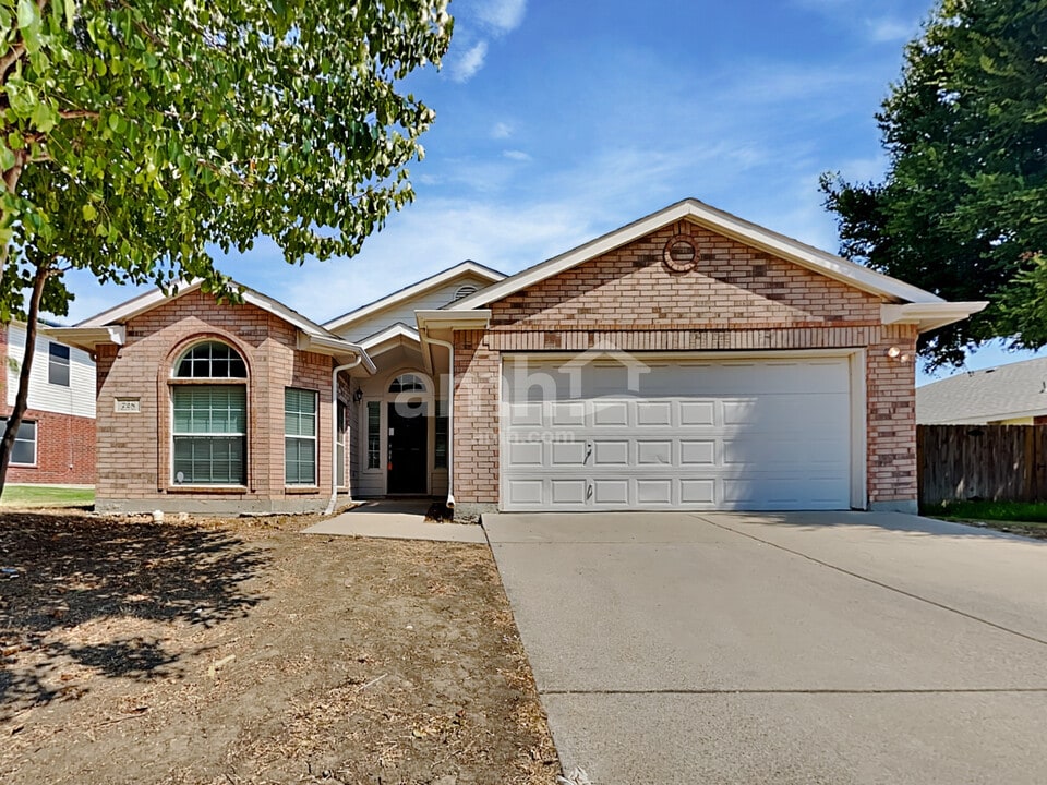 728 Raven Dr in Saginaw, TX - Foto de edificio