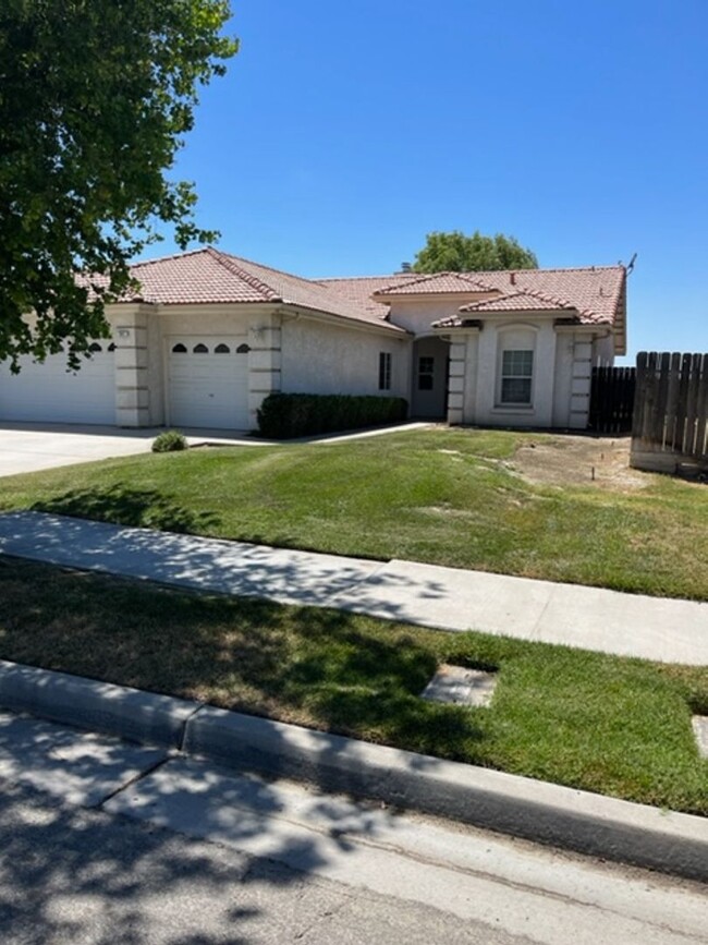 561 Bluejay Ave in Lemoore, CA - Building Photo - Building Photo