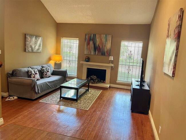 1962 Augusta Dr in Houston, TX - Building Photo - Building Photo