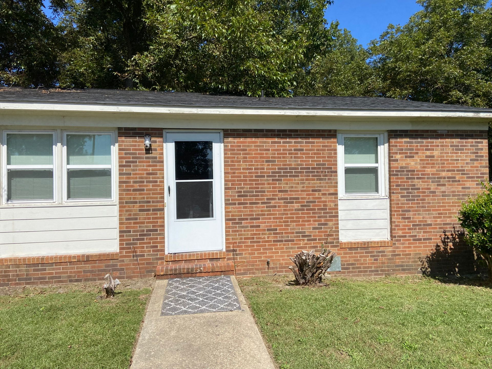 1218 Southwood Dr in Fayetteville, NC - Building Photo