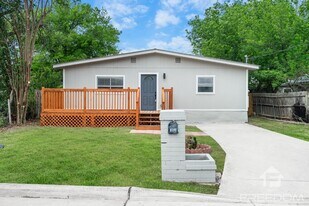 1824 Katy St in New Braunfels, TX - Building Photo