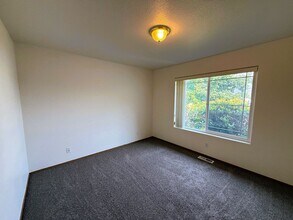 3696-3698 Joe Ave in Roseburg, OR - Building Photo - Building Photo