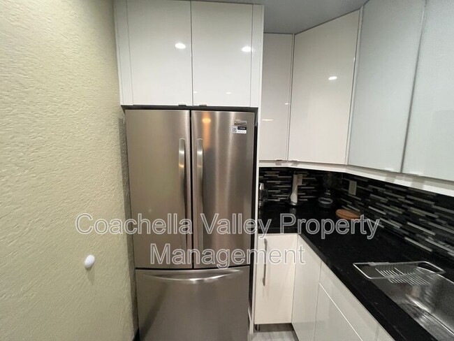 2821 Los Felices Cir W in Palm Springs, CA - Building Photo - Building Photo