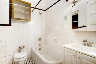 230 W 72nd St-Unit -: 3F in New York, NY - Building Photo - Building Photo