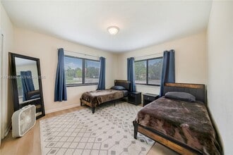 2 NW 47th St, Unit 2 in Miami, FL - Foto de edificio - Building Photo