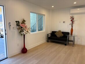 2221 Alabama St, Unit # 4 in Huntington Beach, CA - Foto de edificio - Building Photo