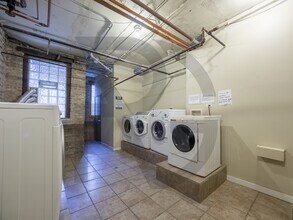 546 W Surf St, Unit #546-S2 in Chicago, IL - Building Photo - Building Photo