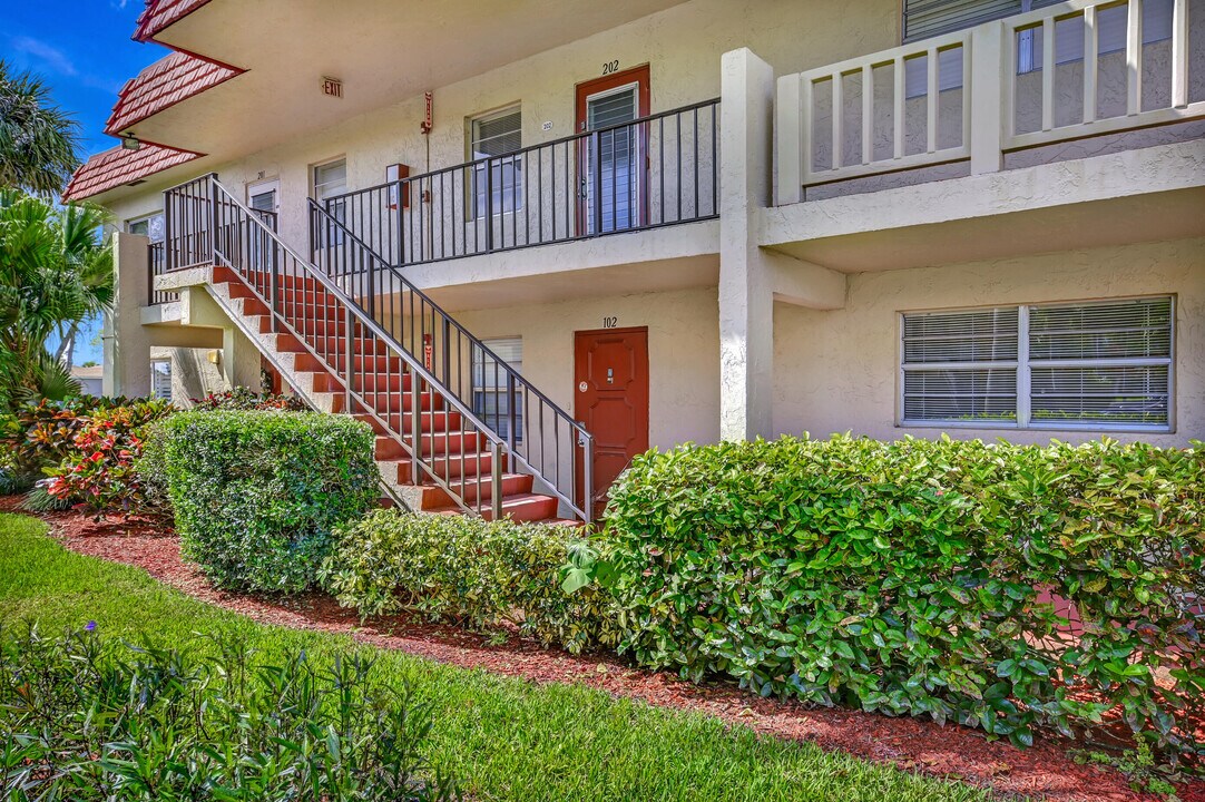 1 Abbey Ln in Delray Beach, FL - Building Photo