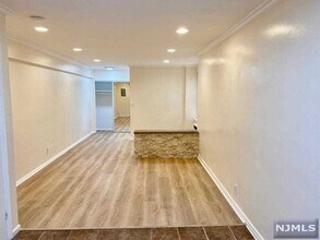 421 Park Ave-Unit -1D in Fort Lee, NJ - Foto de edificio - Building Photo