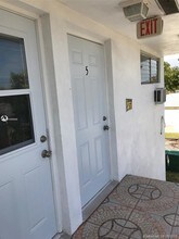 2085 NE 169th St-Unit -5 in North Miami Beach, FL - Foto de edificio - Building Photo
