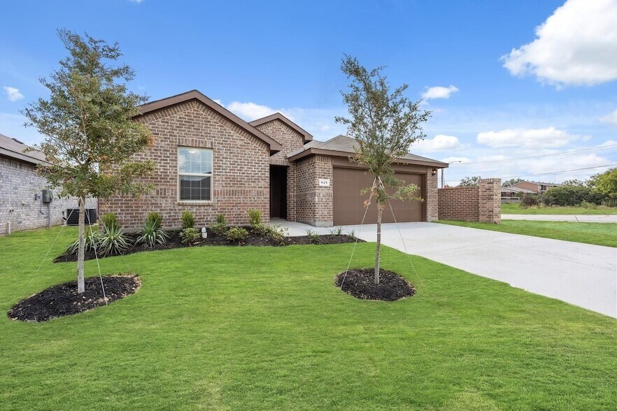 925 Whisper Spgs Ct in Fort Worth, TX - Foto de edificio