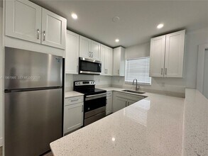 2436 Van Buren St in Hollywood, FL - Building Photo - Building Photo