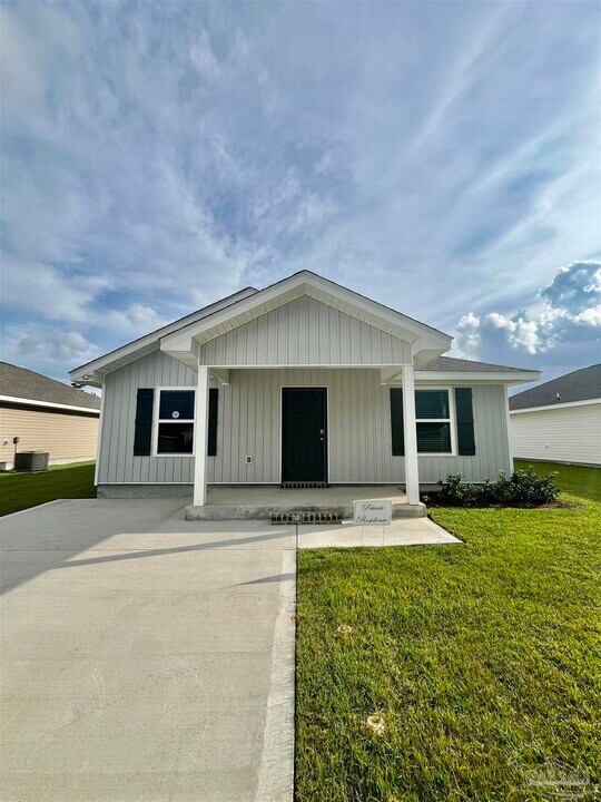 6219 June Bug Dr in Milton, FL - Building Photo