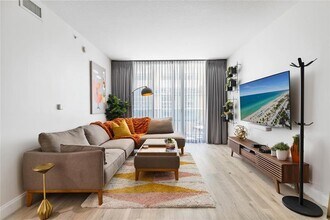 350 SE 2nd St in Fort Lauderdale, FL - Building Photo - Building Photo