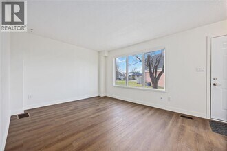 82 Finch Dr in Sarnia, ON - Building Photo - Building Photo