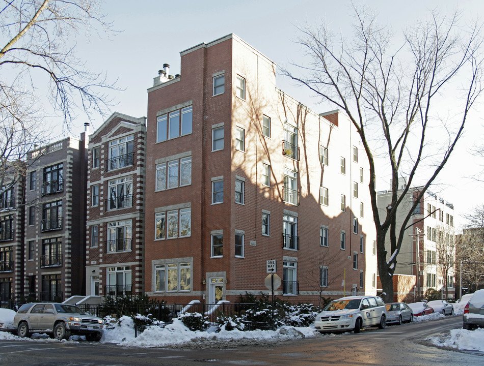 657 W Briar Pl in Chicago, IL - Foto de edificio