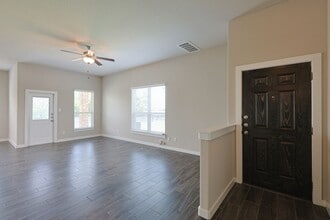 426 Creekside Curve in New Braunfels, TX - Building Photo - Building Photo
