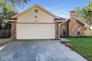 4217 Glen Hollow Cir in Arlington, TX - Building Photo