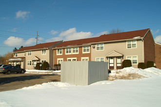 Canterbury Mews Cooperative in Canton, MI - Foto de edificio - Building Photo