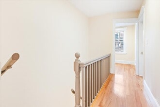 52 Roslyn St, Unit 2 in Salem, MA - Building Photo - Building Photo